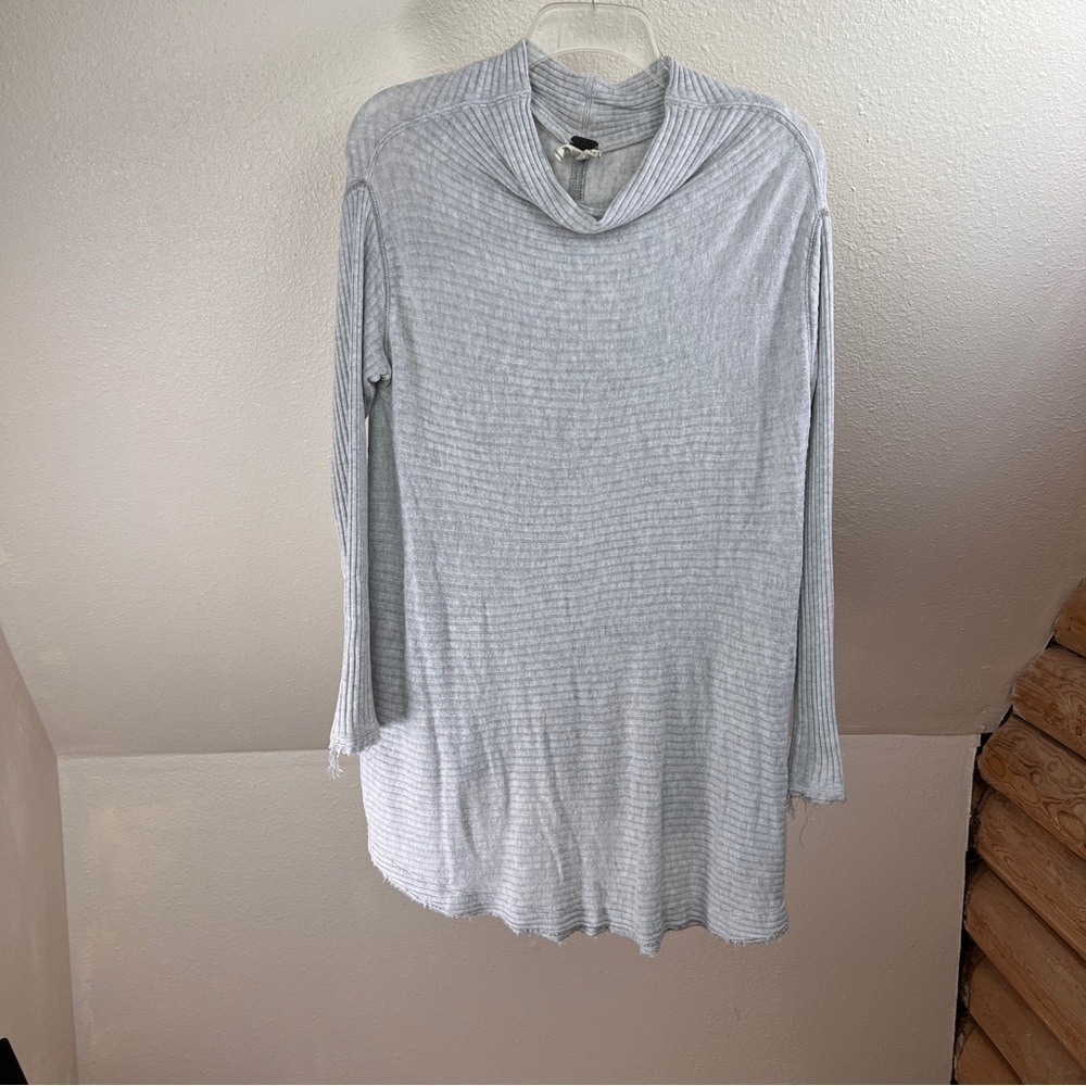 WE THE FREE Ribbed light Gray Long Sleeves,Raw Hem w/peek-a-boo back openings